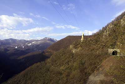 La galleria e la torre andando verso Civago (foto Willer Barbieri)